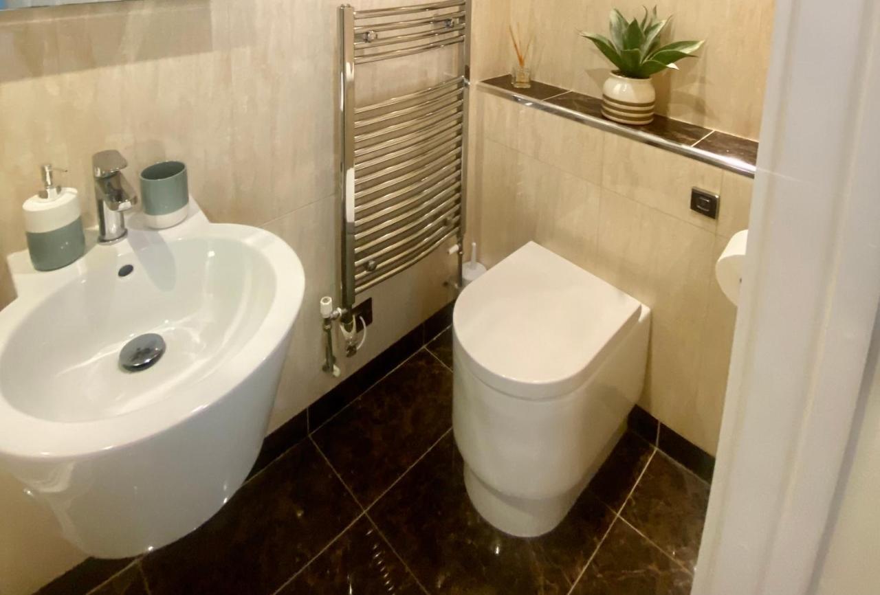 Stunning 2-Bed-2Bath Apt In Whitby With Parking Apartment Exterior photo